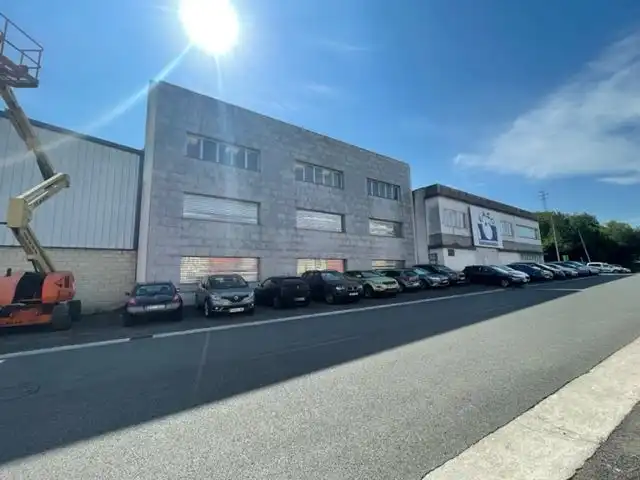 Außenansicht von Fabrikhallen zur Miete in Urnieta