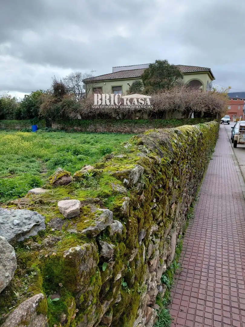 Vista exterior de Terreno en venta en Zarza de Montánchez