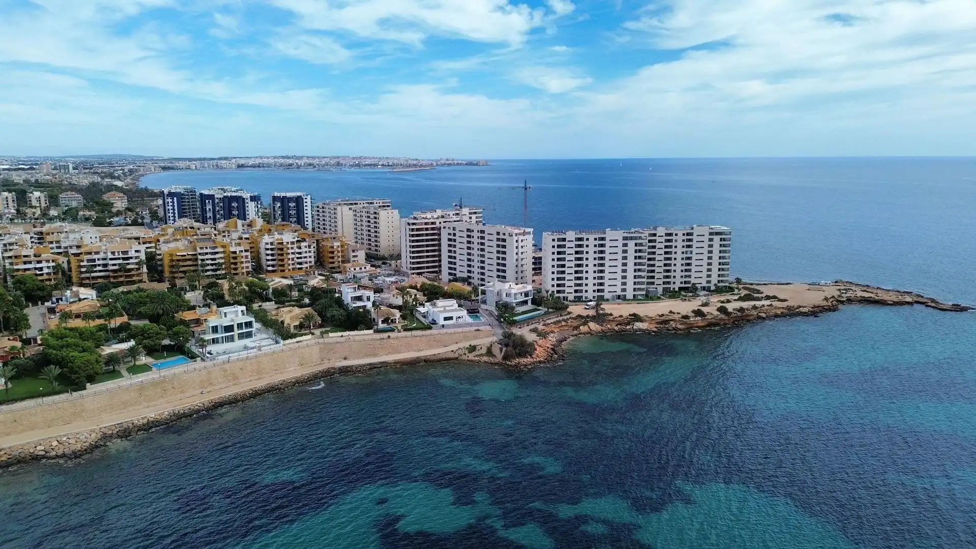 Außenansicht von Wohnungen zur Miete in Torrevieja mit Klimaanlage, Privatgarten und Terrasse