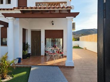 Casa amb piscina en venda a Calle la chicharra