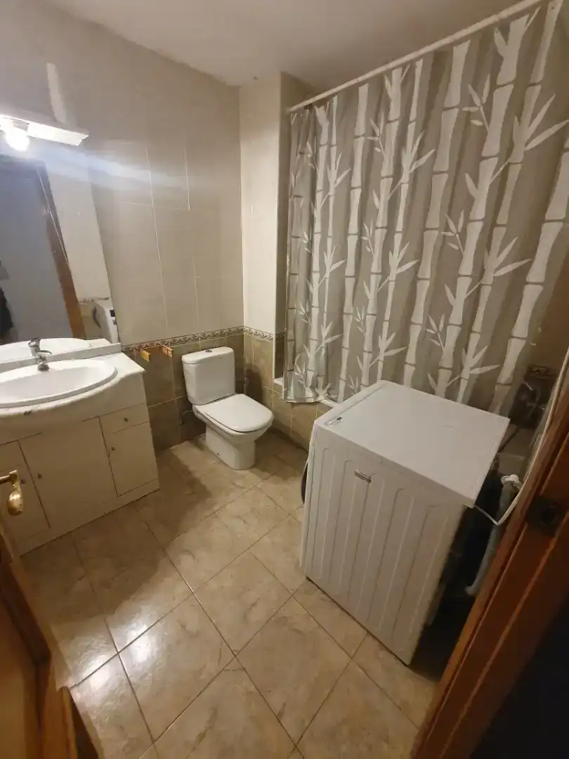 Bany de Apartament per a compartir en Tortosa amb Moblat, Forn i Rentadora