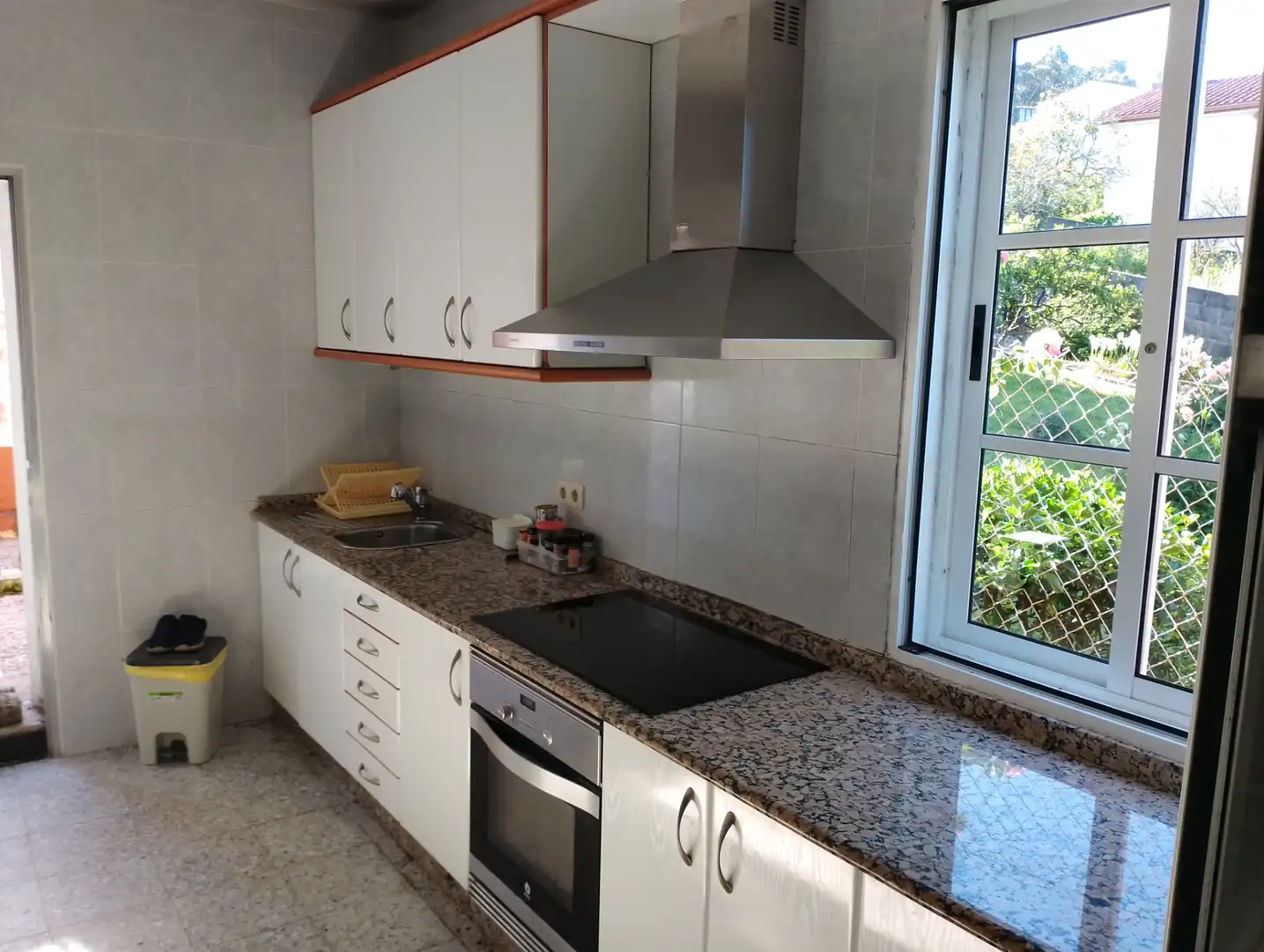 Cuina de Casa o xalet en venda en Ribeira amb Calefacció, Jardí privat i Terrassa