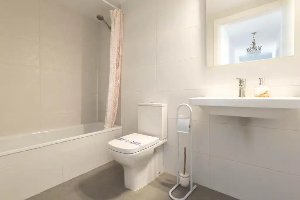 Baño de Piso de alquiler en Santa Cruz de Bezana con Calefacción, Amueblado y Balcón