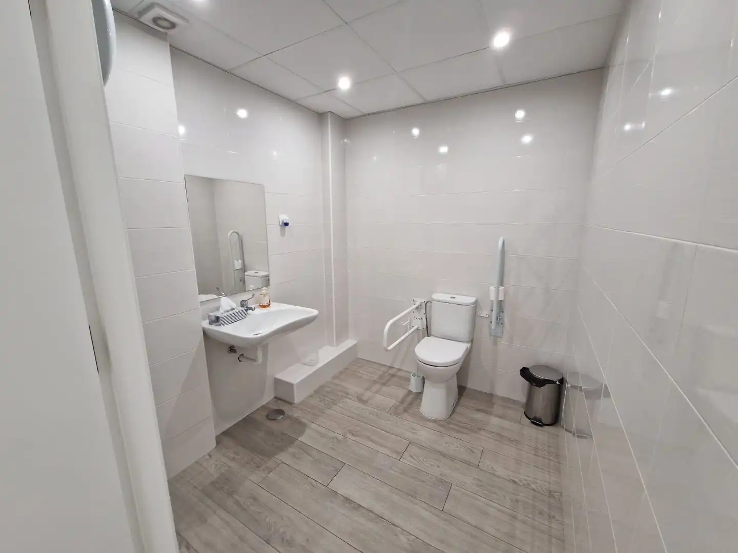 Badezimmer von Büro zur Miete in Madrid mit Klimaanlage, Heizung und Internet
