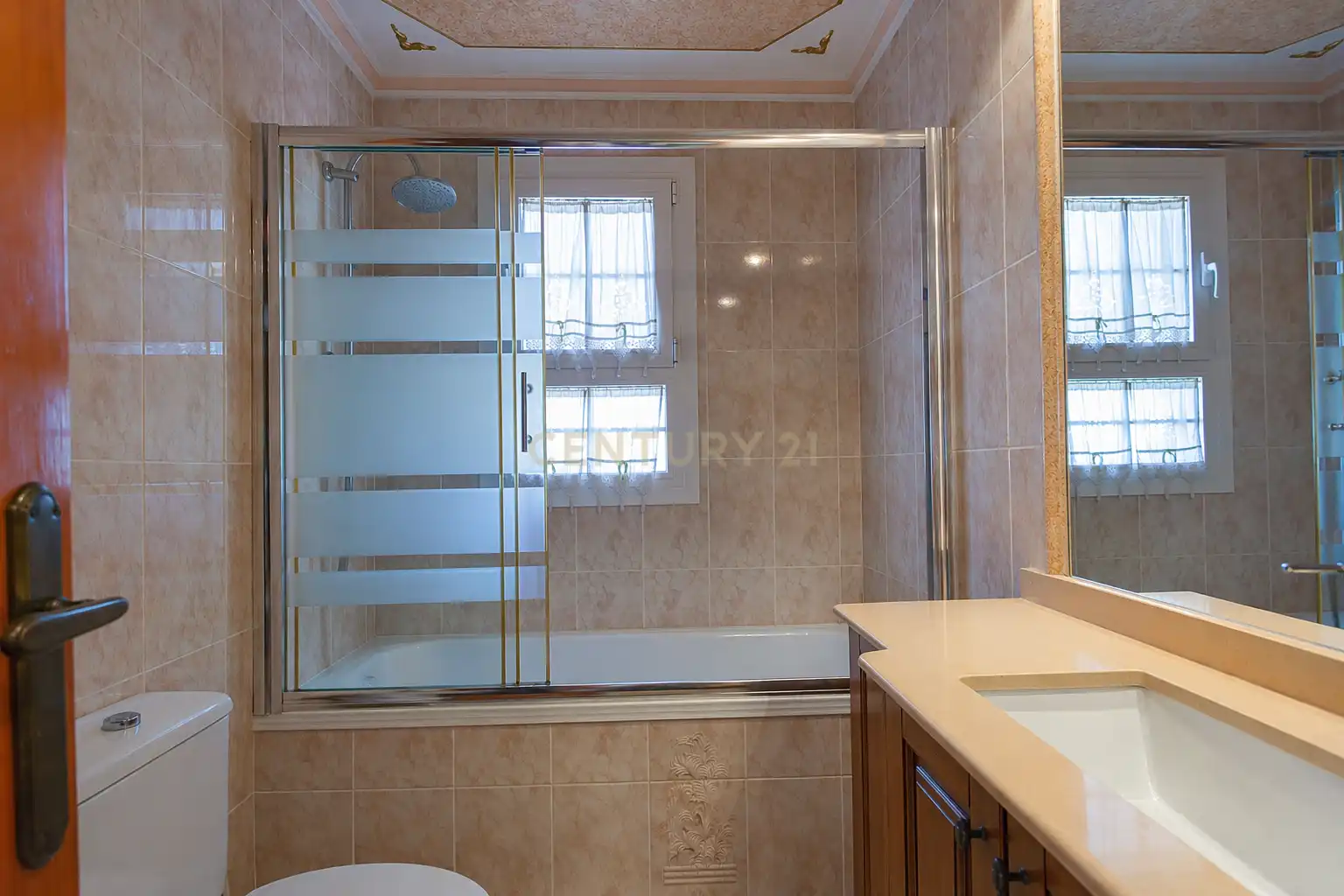 Baño de Casa adosada en venta en La Nucia con Aire acondicionado, Trastero y Piscina