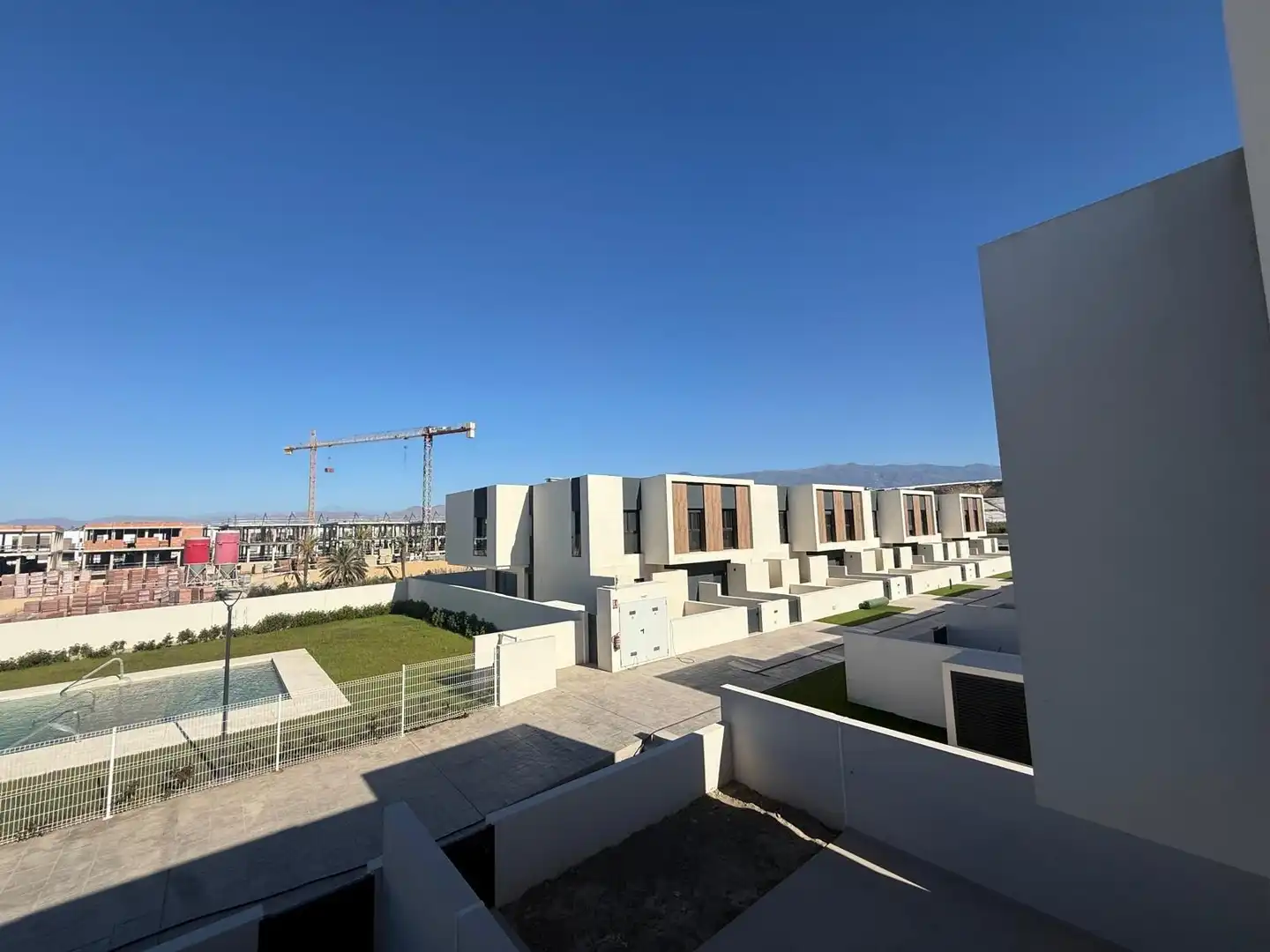 Vista exterior de Casa o chalet de alquiler en El Ejido con Jardín privado, Terraza y Piscina comunitaria