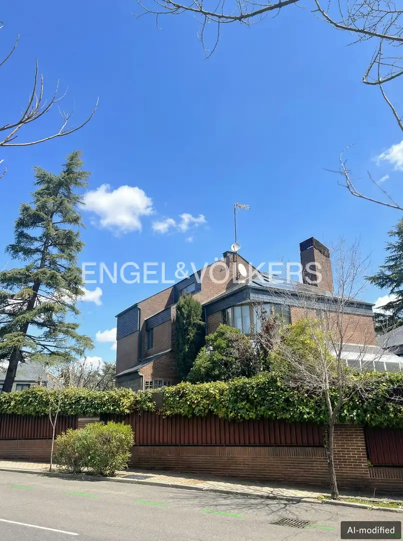 Vista exterior de Casa o xalet en venda en Pozuelo de Alarcón amb Calefacció, Jardí privat i Terrassa
