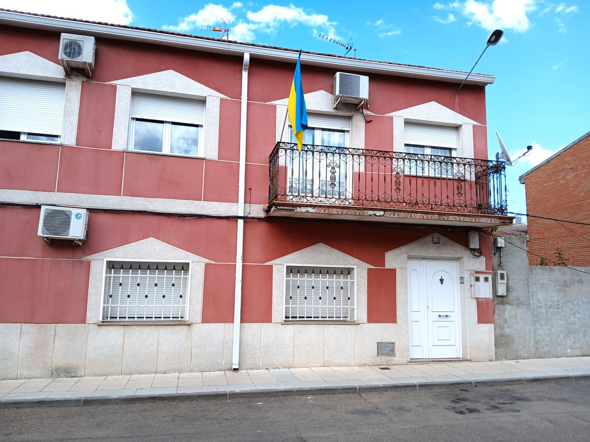 Vista exterior de Casa adosada en venda en Santa Olalla amb Balcó