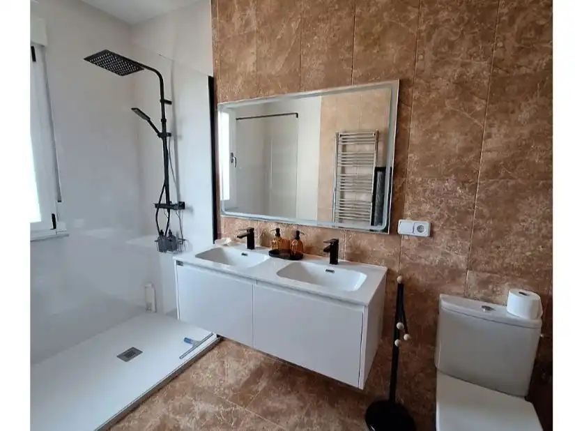 Bathroom of Flat for rent in Lumbrales  with Air Conditioner, Heating and Terrace