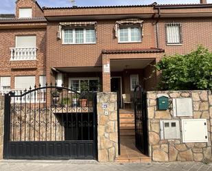 Vista exterior de Casa adosada en venda en Leganés amb Aire condicionat, Terrassa i Piscina