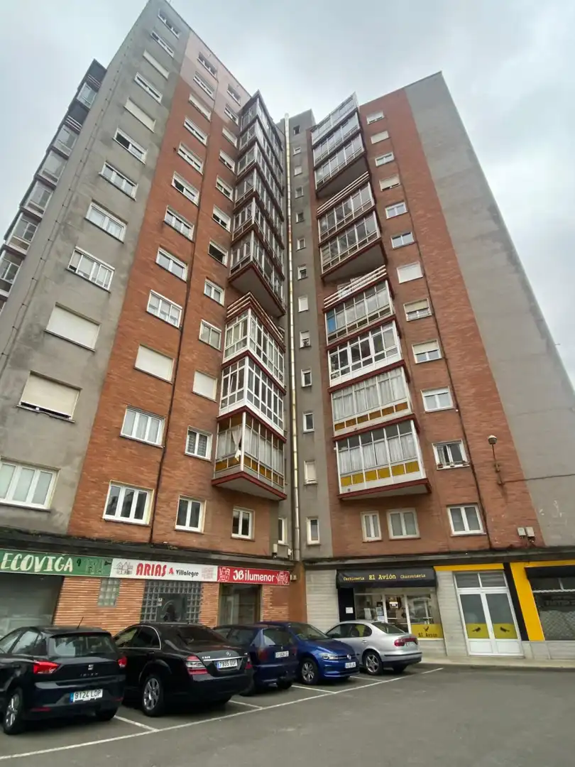 Vista exterior de Piso en venta en Avilés con Calefacción y Balcón