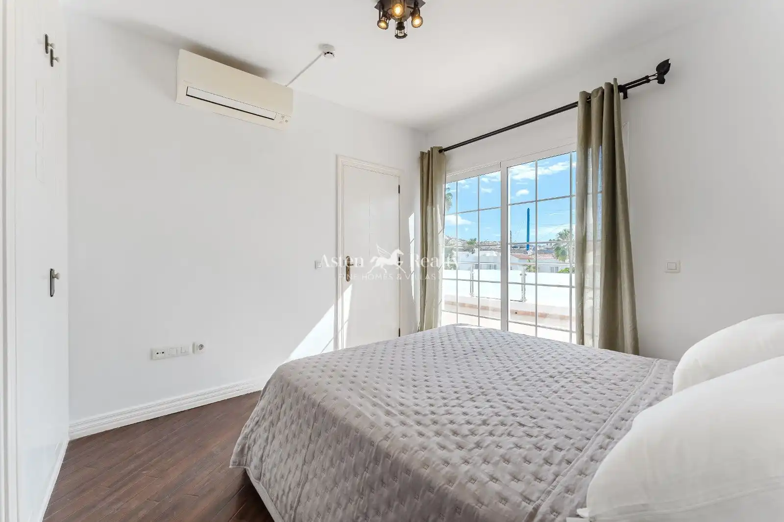 Schlafzimmer von Dachboden zum Verkauf in Adeje mit Klimaanlage, Terrasse und Schwimmbad