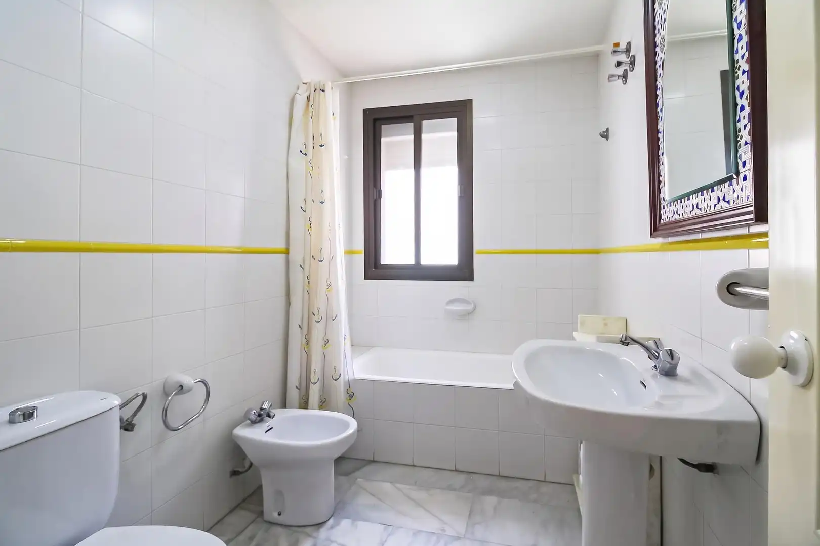 Baño de Piso en venta en Motril con Terraza y Piscina comunitaria