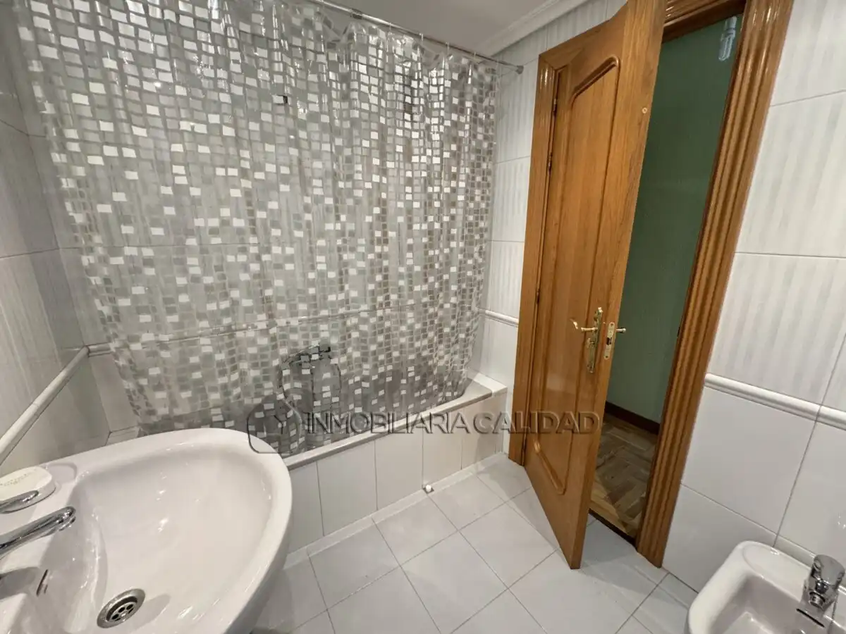 Baño de Piso de alquiler en Burgos con Calefacción y Amueblado