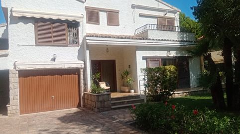 SE VENDE CASA INDEPENDIENTE CON AMPLIA TERRAZA, JARDIN Y GARAJE !!!