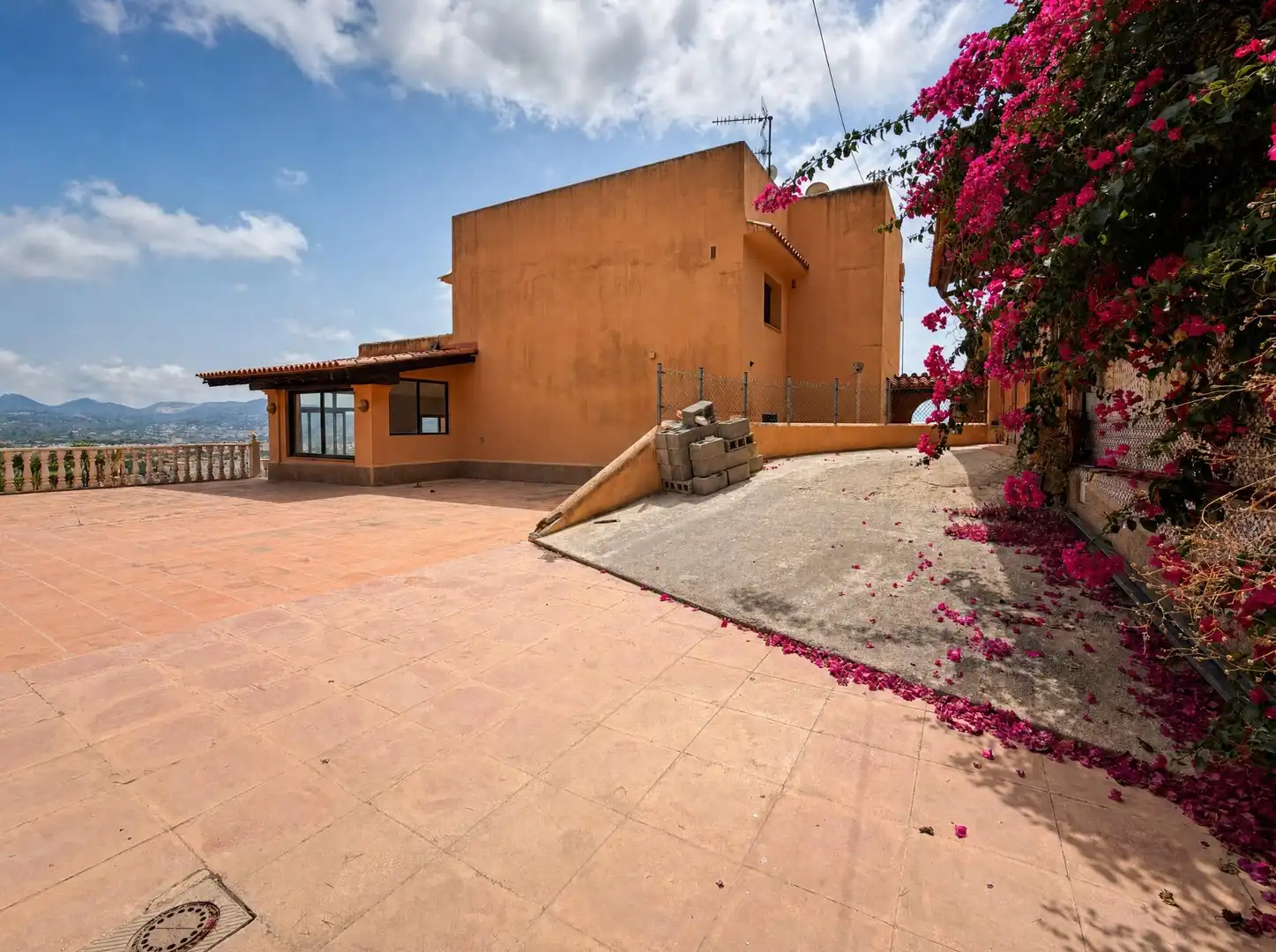 Vista exterior de Casa o xalet en venda en Santa Eulària des Riu amb Jardí privat, Terrassa i Traster