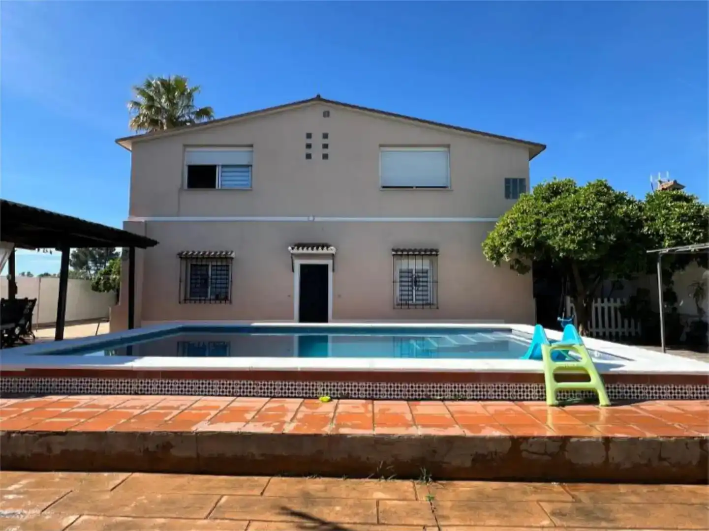 Vista exterior de Pis en venda en Palomares del Río amb Aire condicionat, Jardí privat i Traster