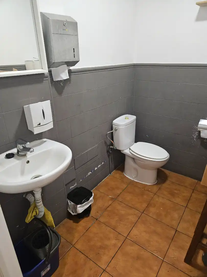 Baño de Local en traspaso en Marbella con Aire acondicionado, Terraza y Amueblado