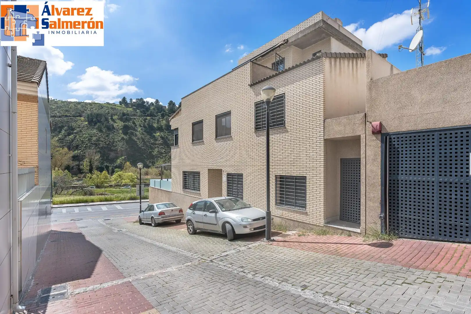 Außenansicht von Einfamilien-Reihenhaus zum Verkauf in Granada mit Privatgarten und Balkon