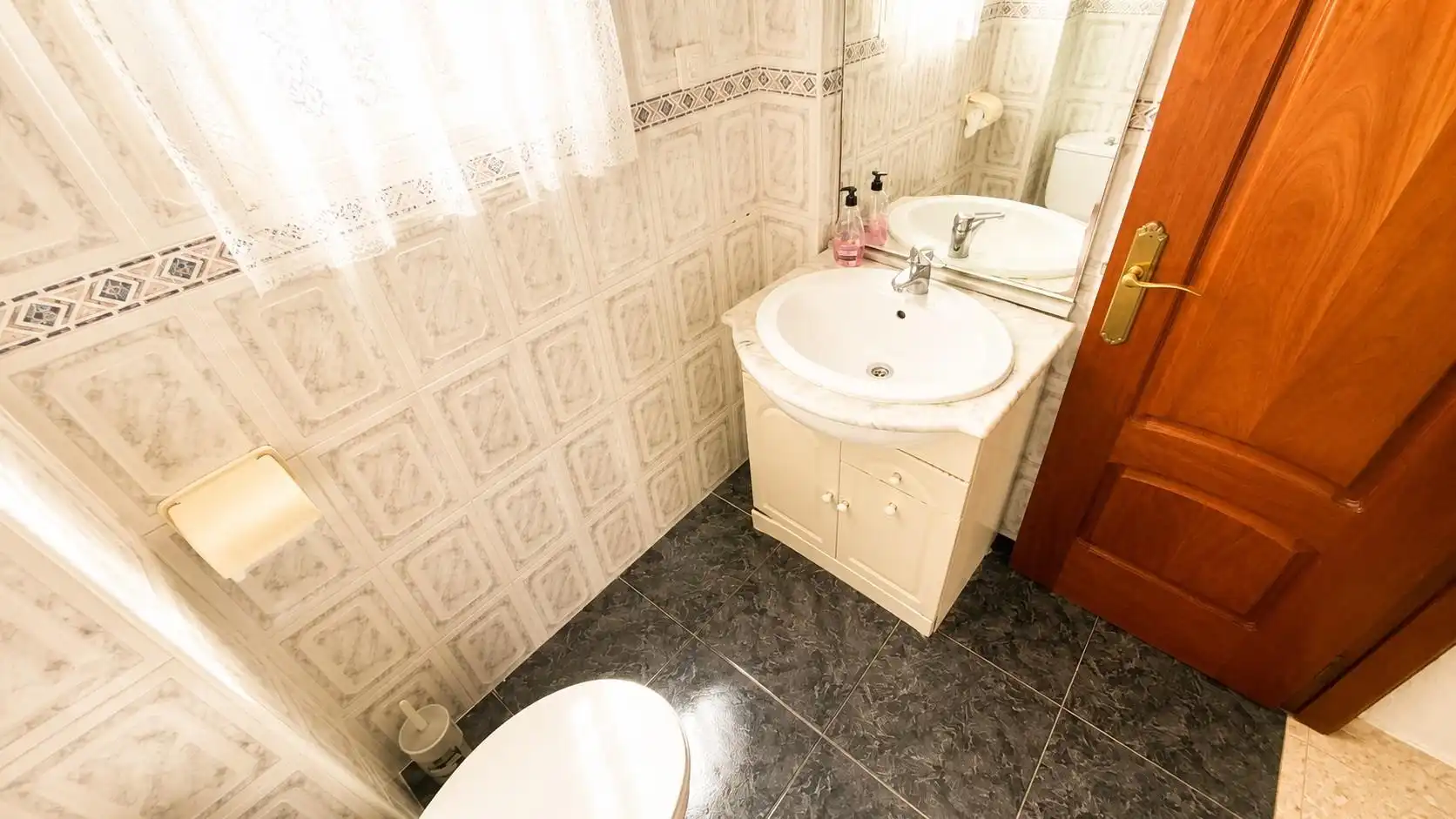 Baño de Casa adosada en venta en Chiclana de la Frontera con Jardín privado, Terraza y Trastero