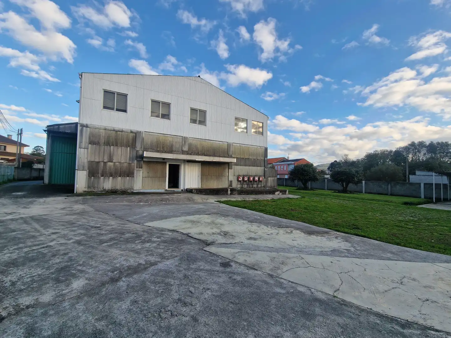 Außenansicht von Fabrikhallen zum Verkauf in Narón