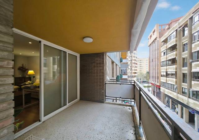 Piso en Venta en Carrer Italia en Ensanche - Diputación