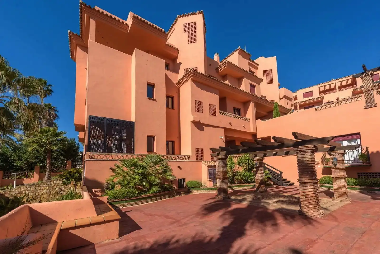 Vista exterior de Planta baja en venta en Estepona con Aire acondicionado, Terraza y Piscina