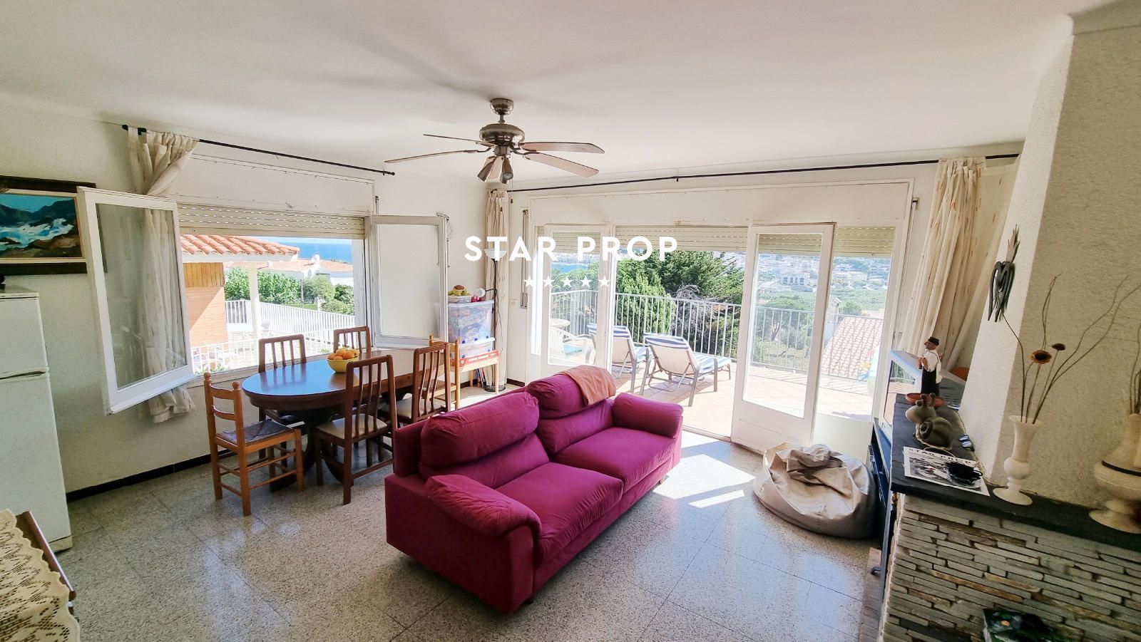 Sala d'estar de Casa o xalet en venda en El Port de la Selva amb Terrassa, Forn i Rentadora