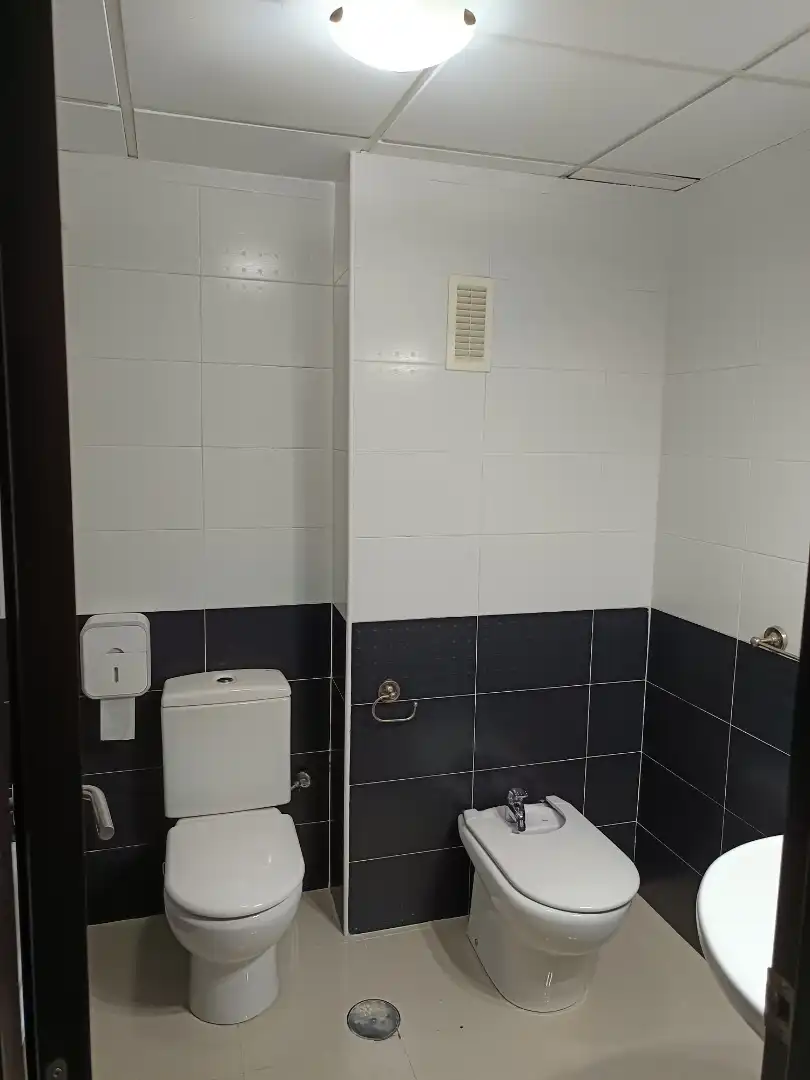 Baño de Piso de alquiler en Lucena con Aire acondicionado, Calefacción y Jardín privado