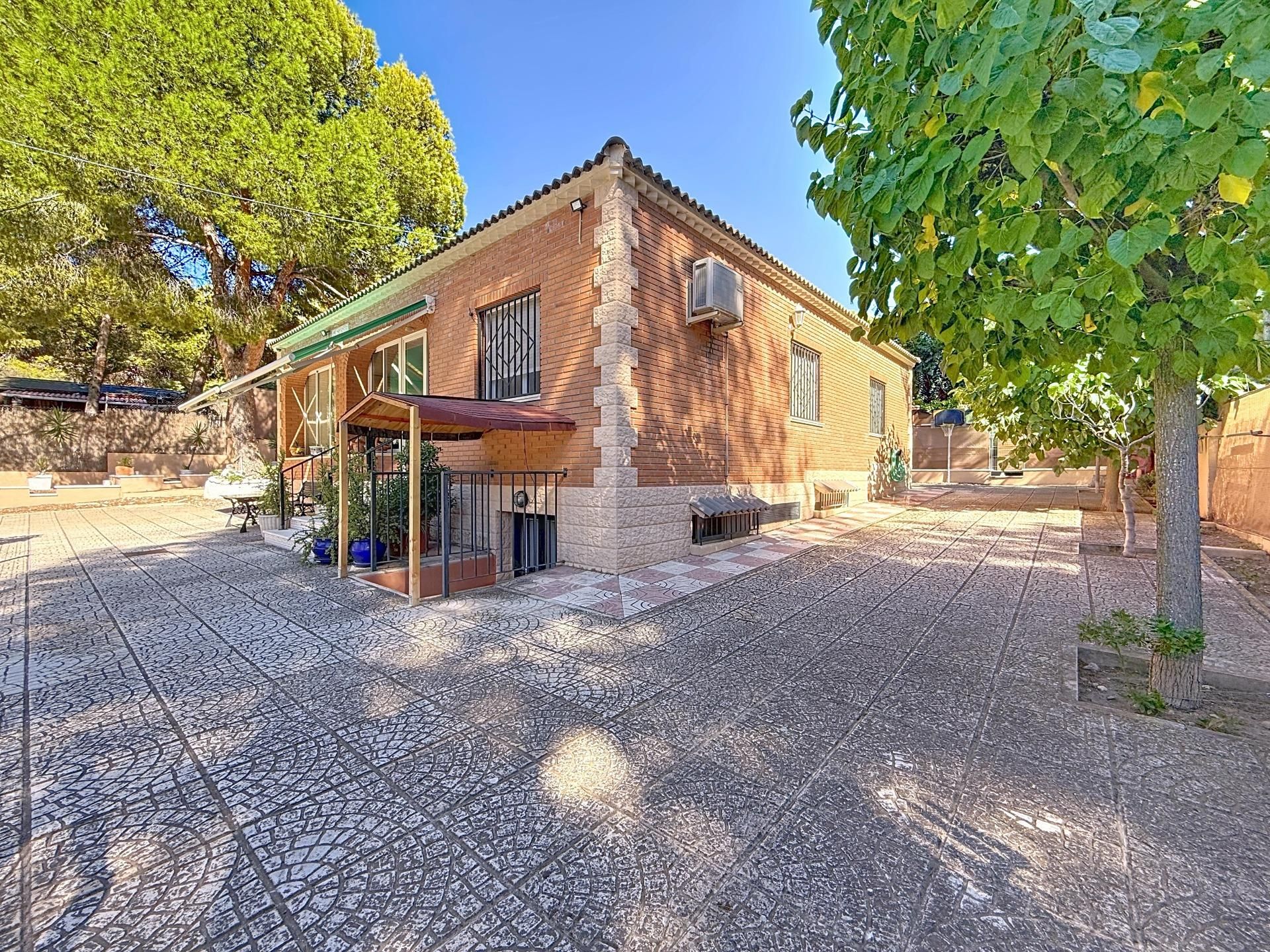Vista exterior de Casa o xalet en venda en Tibi amb Aire condicionat, Jardí privat i Terrassa