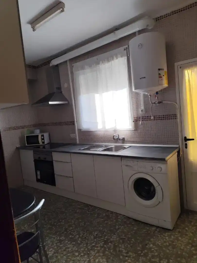 Küche von Wohnung zur Miete in Almodóvar del Campo mit Klimaanlage, Ofen und Waschmaschine