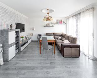 Sala d'estar de Casa adosada en venda en Las Gabias amb Calefacció, Parquet i Terrassa
