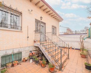 Vista exterior de Casa o xalet en venda en Navalcarnero amb Calefacció, Jardí privat i Terrassa