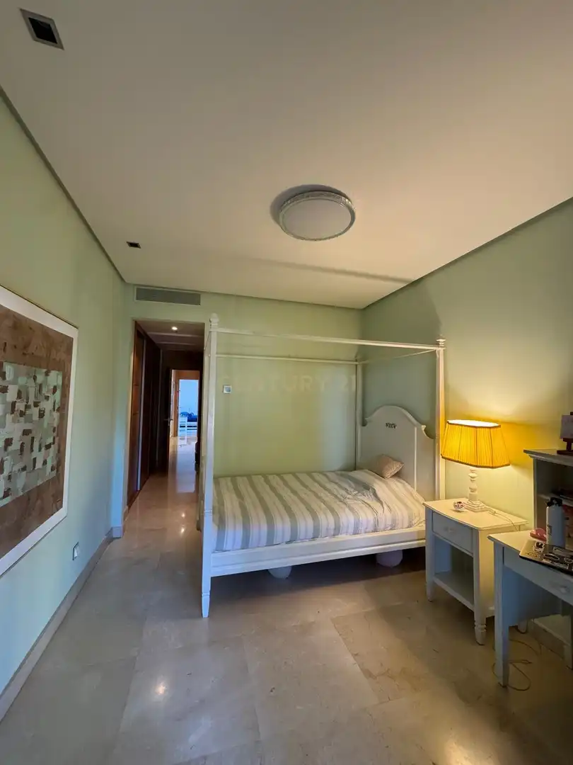 Schlafzimmer von Wohnungen zur Miete in Benahavís mit Klimaanlage, Privatgarten und Schwimmbad