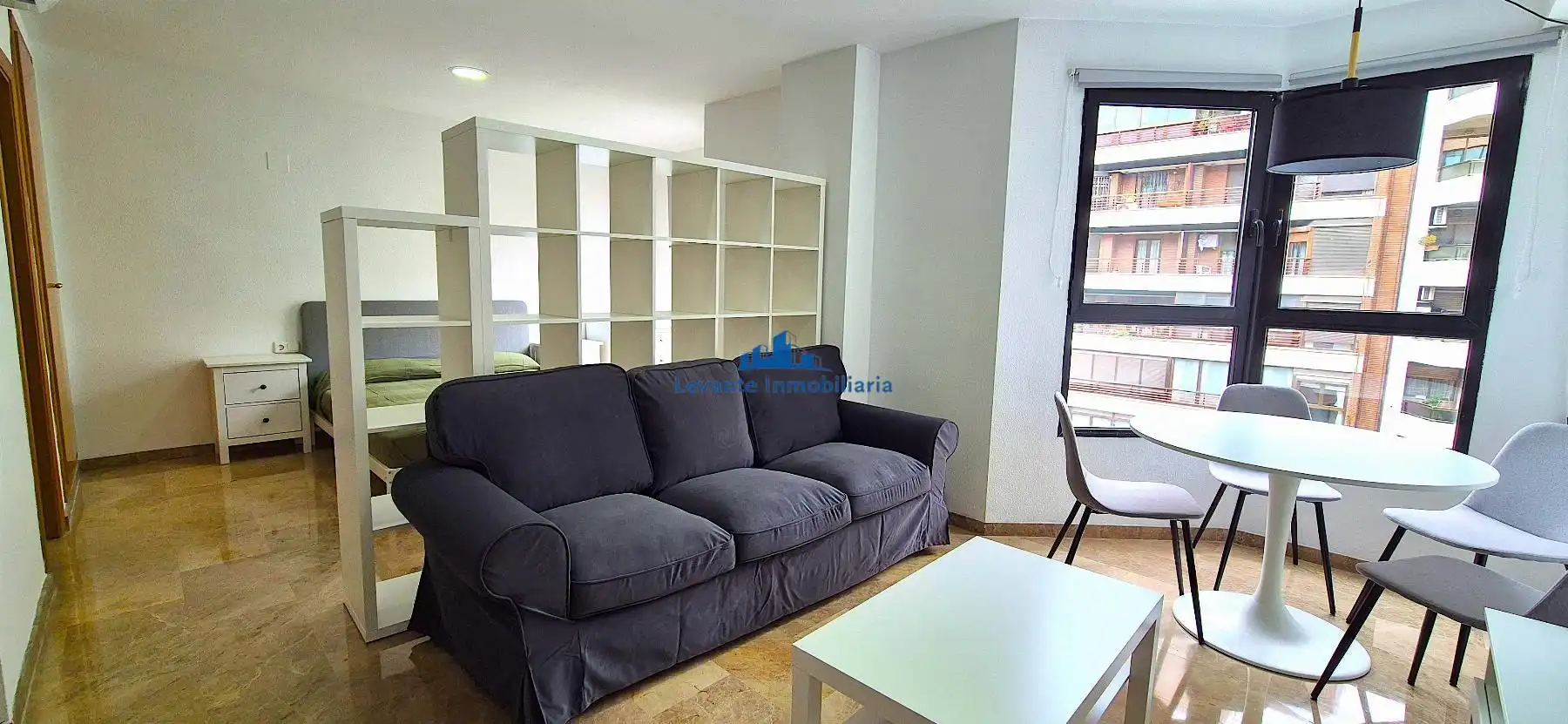 Sala d'estar de Estudi de lloguer en Valencia amb Aire condicionat i Moblat