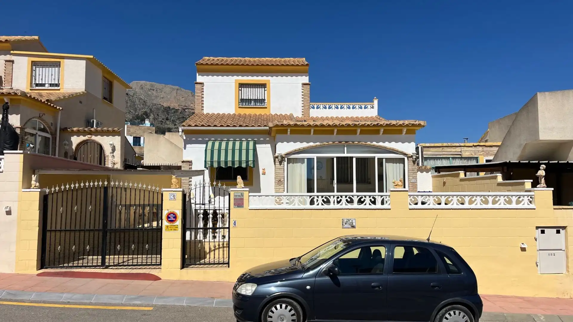 Vista exterior de Casa o xalet en venda en Polop amb Aire condicionat, Calefacció i Jardí privat