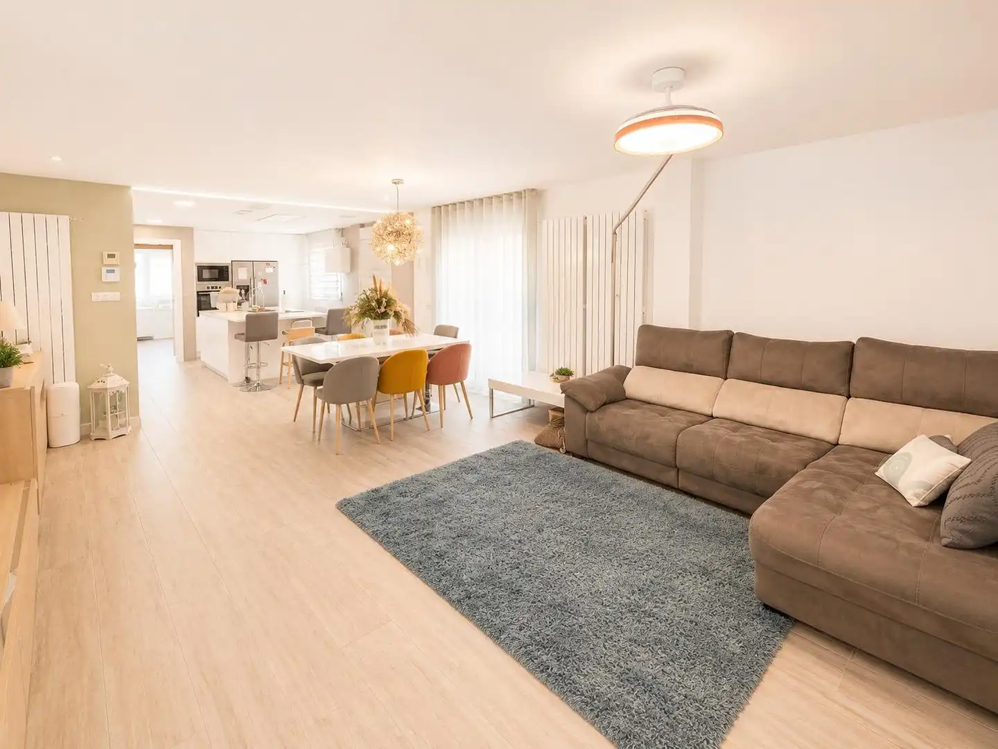 Wohnzimmer von Einfamilien-Reihenhaus zum Verkauf in Enguera mit Klimaanlage, Heizung und Terrasse