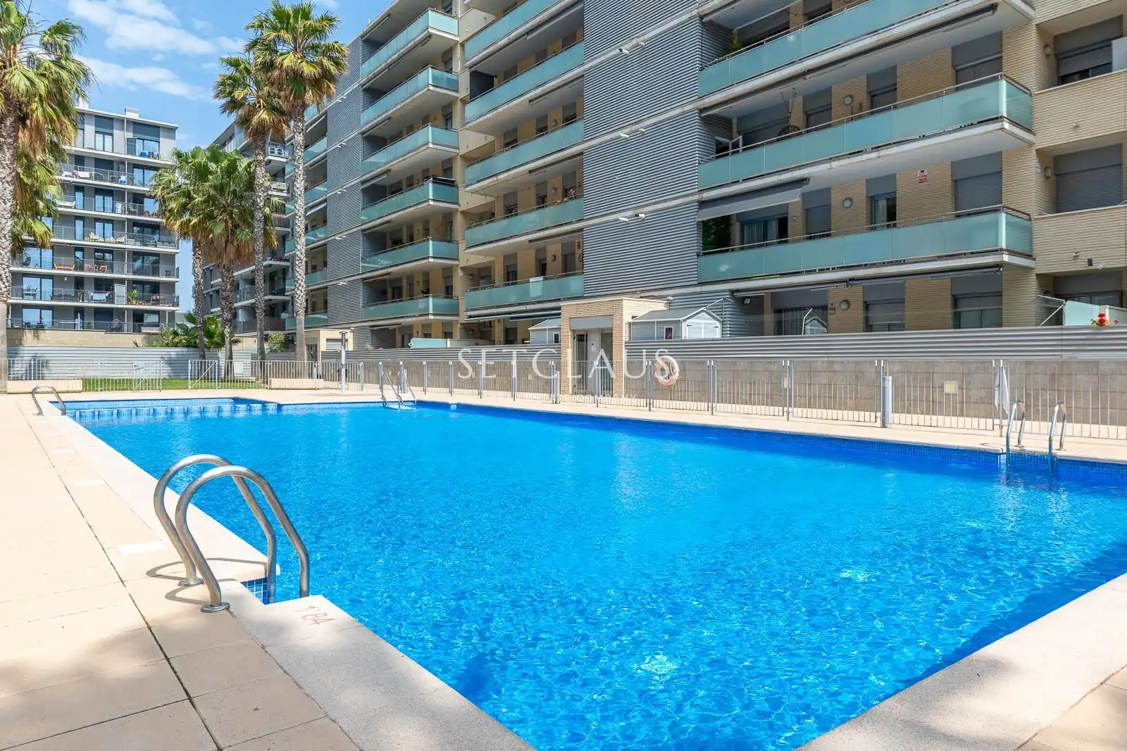 Schwimmbecken von Wohnung zum Verkauf in Badalona mit Klimaanlage, Heizung und Terrasse