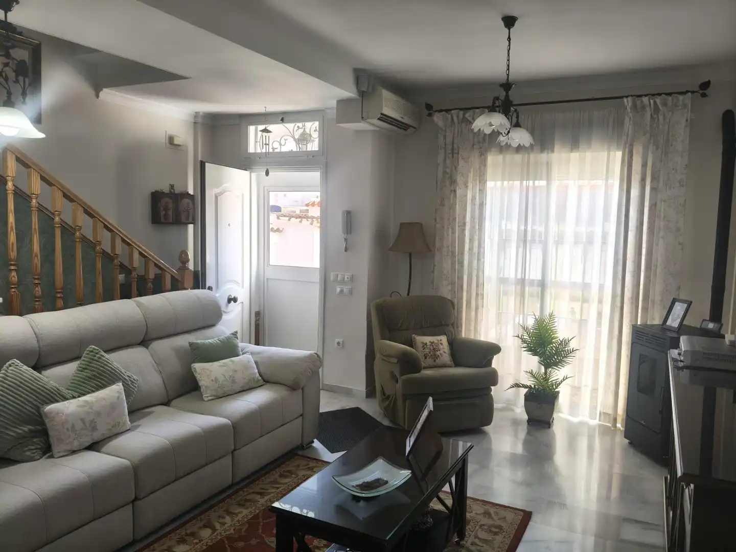 Sala d'estar de Casa adosada en venda en Puerto Real amb Aire condicionat