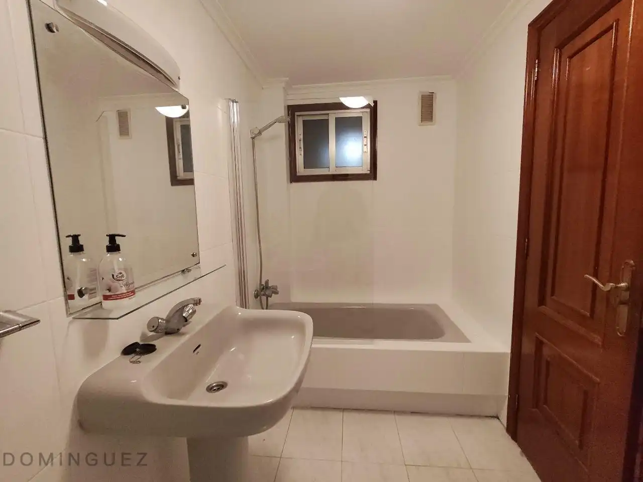 Baño de Piso de alquiler en Vigo  con Calefacción, Terraza y Trastero