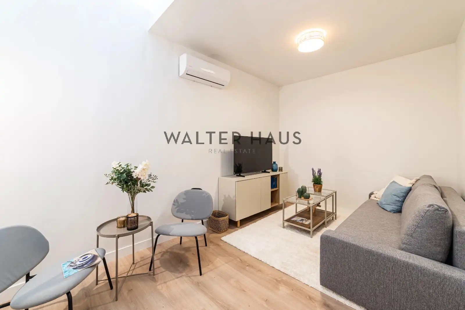Living room of Flat for sale in Madrid  with Air Conditioner, Heating and Furnished