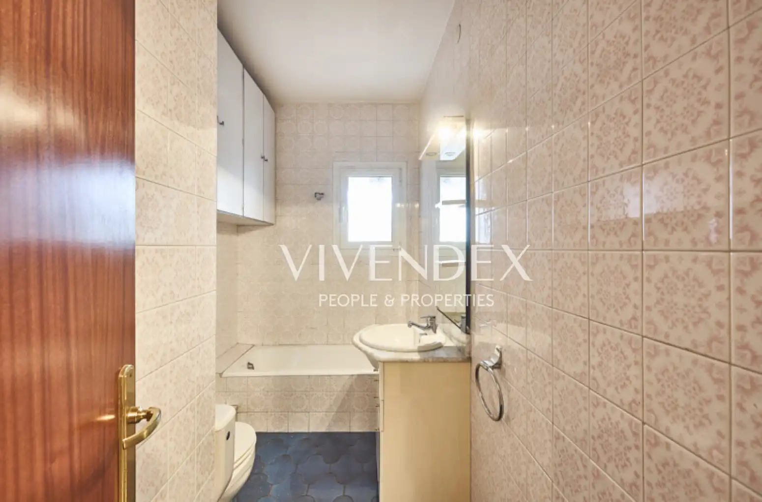 Baño de Ático en venta en L'Hospitalet de Llobregat con Aire acondicionado, Calefacción y Terraza