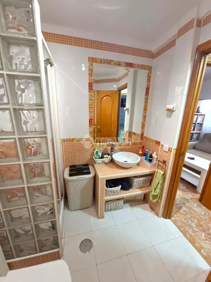 Baño de Piso en venta en Parla con Aire acondicionado, Calefacción y Terraza