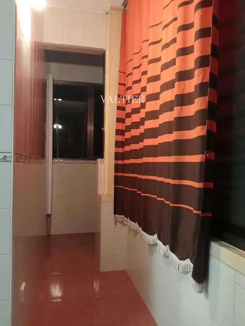 Baño de Piso de alquiler en Madrid con Aire acondicionado, Terraza y Amueblado