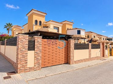 Casa con piscina en venta en El Raso