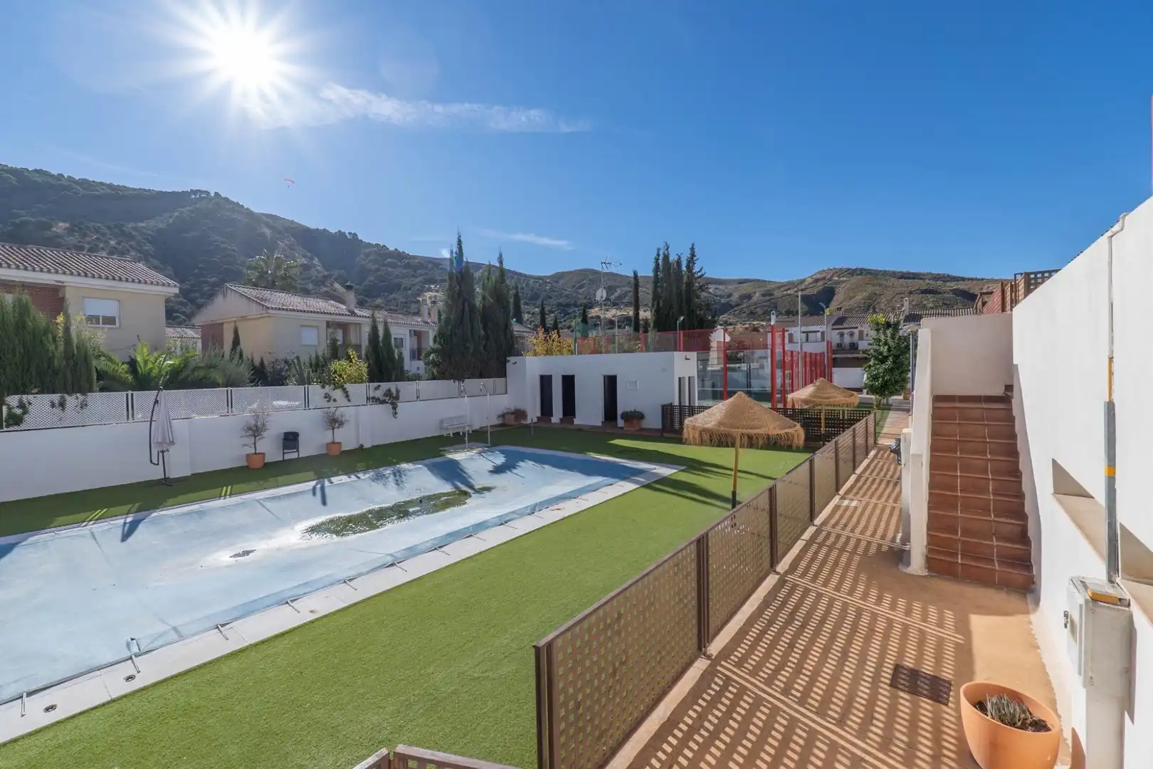 Vista exterior de Casa adosada en venta en Cenes de la Vega con Aire acondicionado, Calefacción y Jardín privado