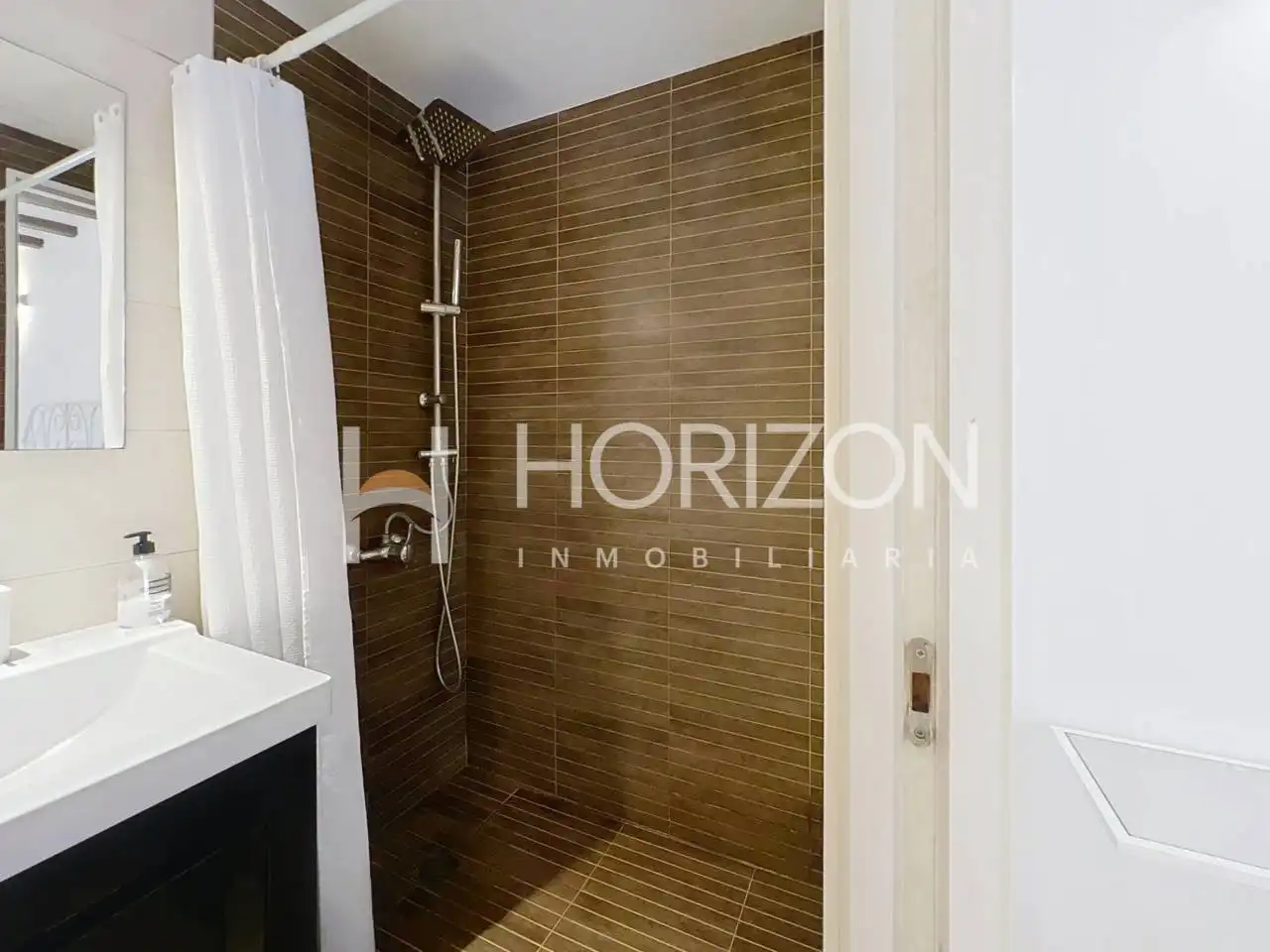 Bany de Apartament en venda en Barcelona amb Aire condicionat, Calefacció i Moblat