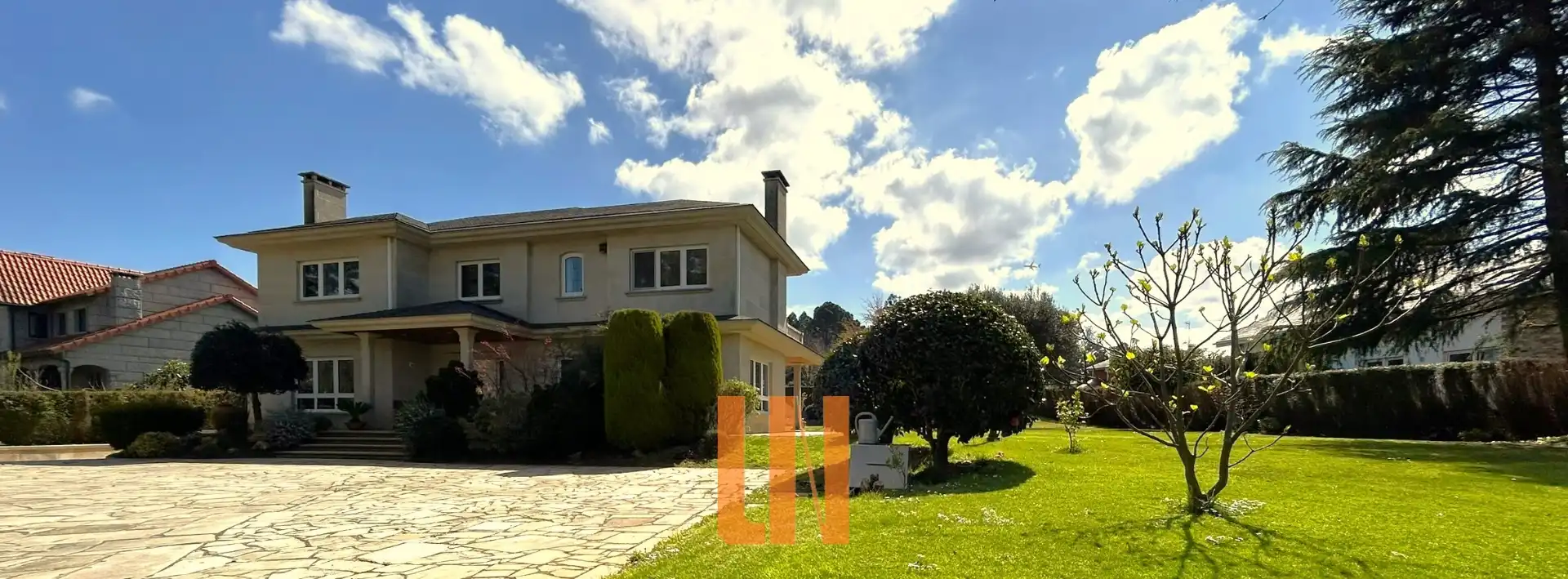 Vista exterior de Casa o xalet en venda en Oleiros amb Calefacció, Jardí privat i Parquet