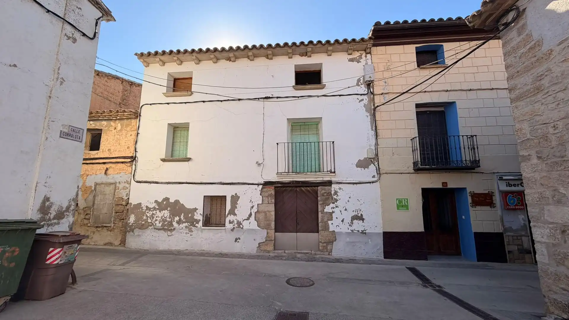 Casa aparellada amb jardí en venda a Ontiñena