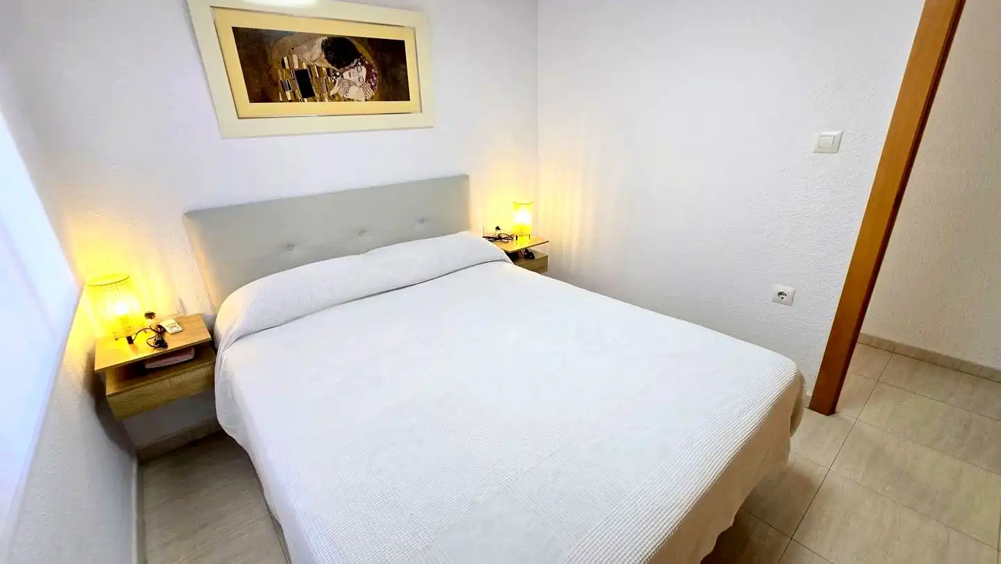 Habitación de Apartamento de alquiler en Gandia con Aire acondicionado, Terraza y Piscina comunitaria